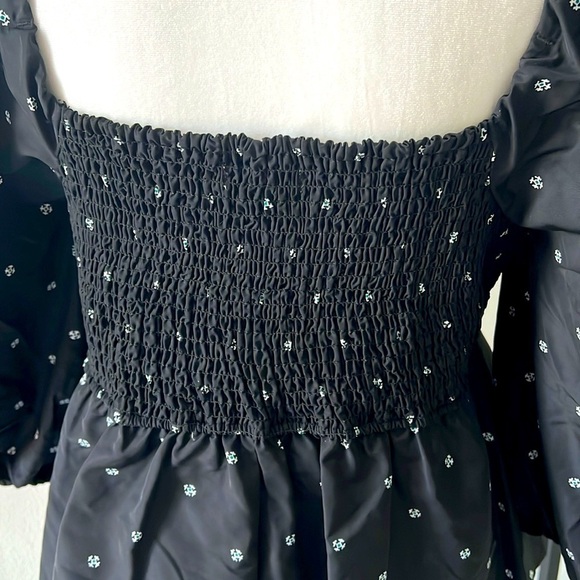 Free Assembly Dressy black and white blouse, big sleeve with elastic hem. Size M - Picture 4 of 12